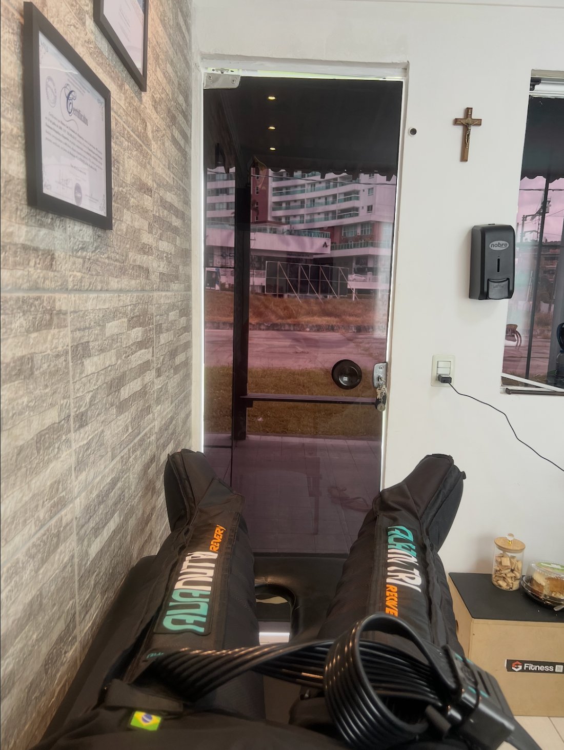 Sala de recuperação da Rehab+ com botas de compressão